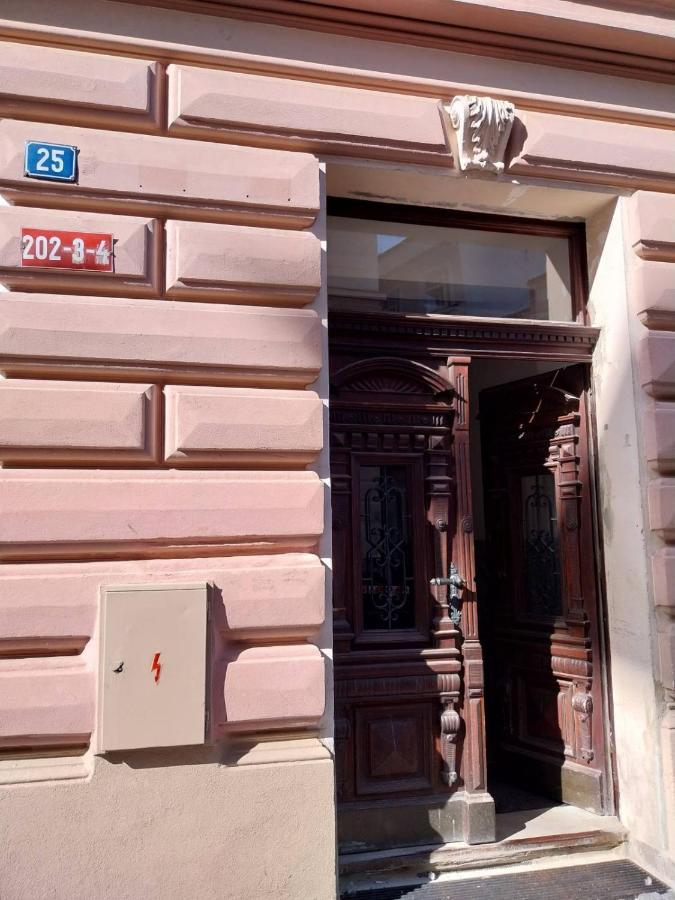 Byt 2+Kk Na Velkem Namesti Градец-Кралове Экстерьер фото