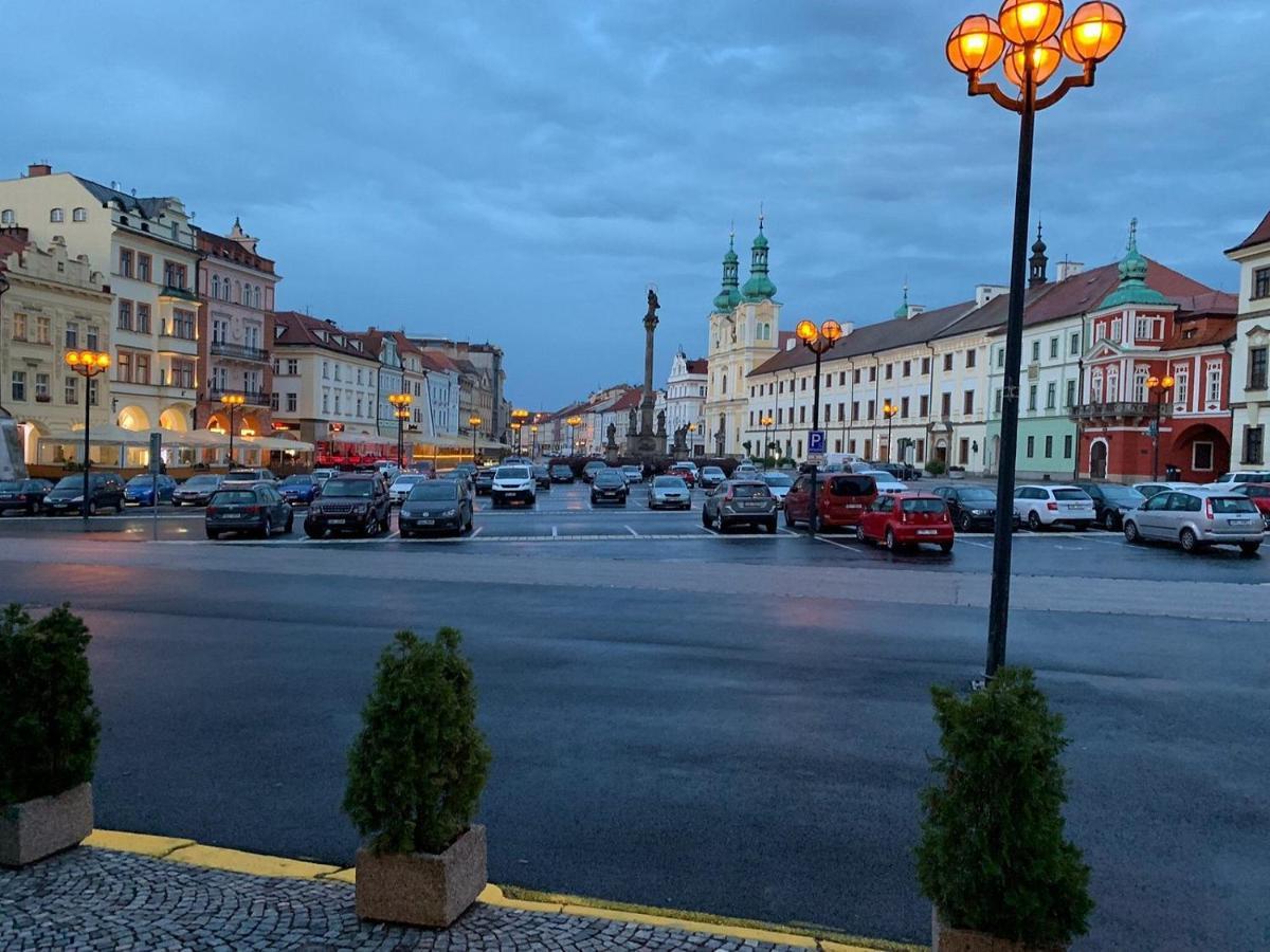 Byt 2+Kk Na Velkem Namesti Градец-Кралове Экстерьер фото